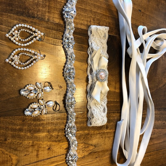 Wedding gown and accessories - Picture 6 of 8